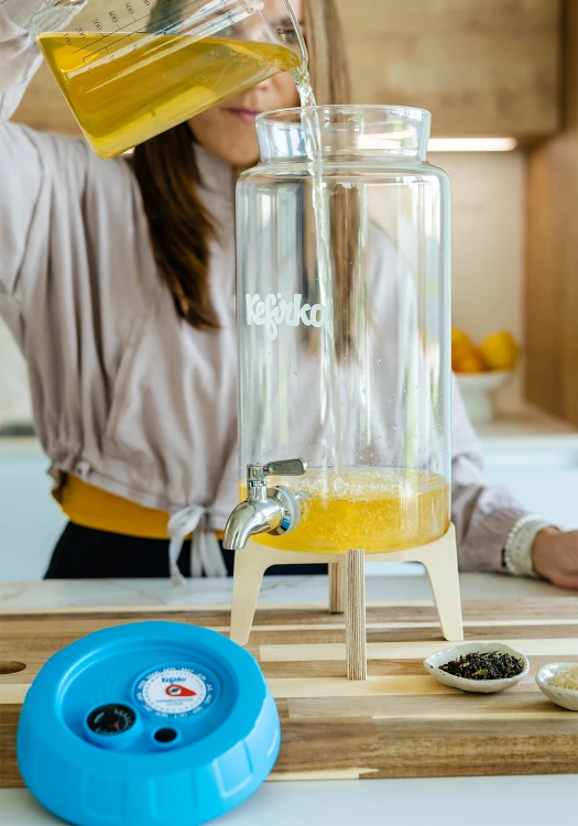 Kefirko-słój-do-fermentowania-kombuchy-4L-lifestyle1.webp