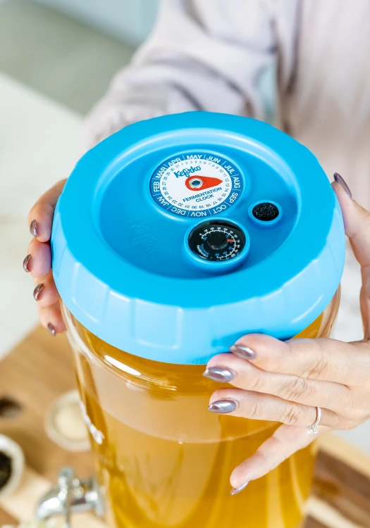 Kefirko-słój-do-fermentowania-kombuchy-4L-lifestyle2.webp