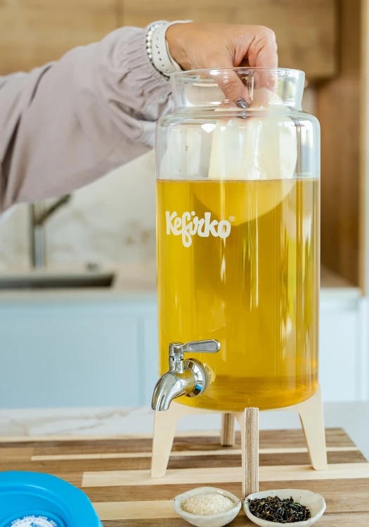 Kefirko-słój-do-fermentowania-kombuchy-4L-lifestyle3.webp