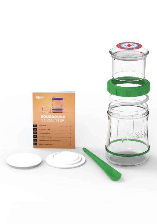Kompletny zestaw Kefirko do fermentowania zakwasu – szklany słoik 900 ml z zieloną pokrywą, miarką, silikonową uszczelką oraz łyżką, przeznaczony do domowego przygotowania zakwasu chlebowego i fermentacji