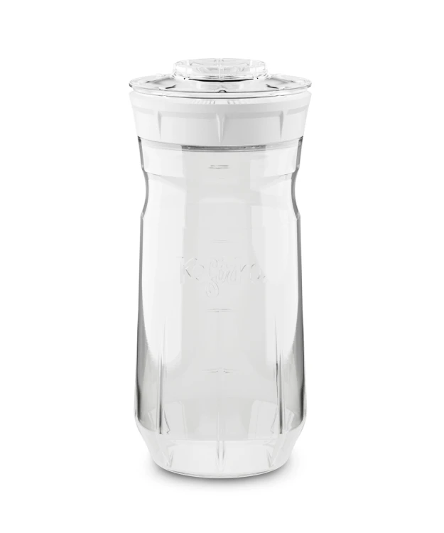 Szklany słoik Kefirko 1,4 l z białą nakrętką typu strainer do domowej fermentacji kefiru. Wbudowane sitko ułatwia szybkie oddzielanie ziaren kefirowych od gotowego napoju. Elegancki, uniwersalny zestaw do zdrowego, naturalnego kefiru bez konserwantów.