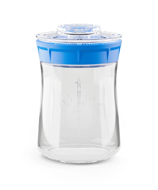 Szklany słoik Kefirko 900 ml z niebieską nakrętką typu strainer do domowej fermentacji kefiru. Wbudowane sitko ułatwia szybkie oddzielanie ziaren od gotowego napoju. Praktyczny zestaw do zdrowego, naturalnego kefiru bez konserwantów.