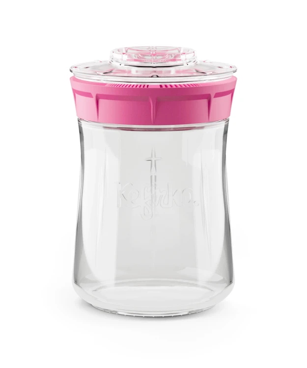 Szklany słoik Kefirko 900 ml z różową nakrętką typu strainer do domowej fermentacji kefiru. Wbudowane sitko pozwala łatwo oddzielić ziarna kefirowe od gotowego napoju. Stylowy zestaw do zdrowego, naturalnego kefiru bez konserwantów.