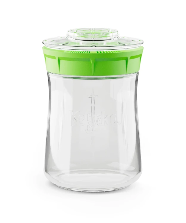 Szklany słoik Kefirko 900 ml z zieloną nakrętką typu strainer do domowej fermentacji kefiru. Wbudowane sitko ułatwia szybkie odcedzanie ziaren od gotowego napoju. Praktyczny zestaw do zdrowego, naturalnego kefiru bez konserwantów.