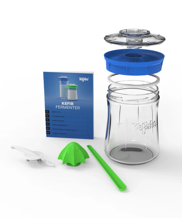 Zestaw Kefirko 900 ml (niebieski) do domowej fermentacji kefiru: słoik z nakrętką strainer, scraper, łyżka cedzakowa i instrukcja. Kompletny zestaw do przygotowania zdrowego, naturalnego kefiru w domu.