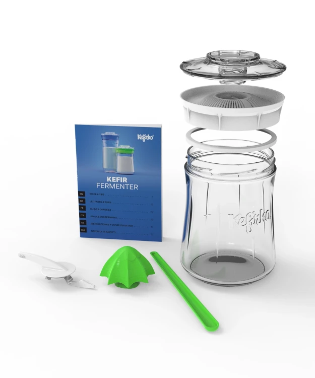 Zestaw Kefirko 900 ml (biały) do domowej fermentacji kefiru: słoik z nakrętką strainer, scraper, łyżka cedzakowa i instrukcja. Kompletny, praktyczny zestaw do zdrowego, naturalnego kefiru bez konserwantów.