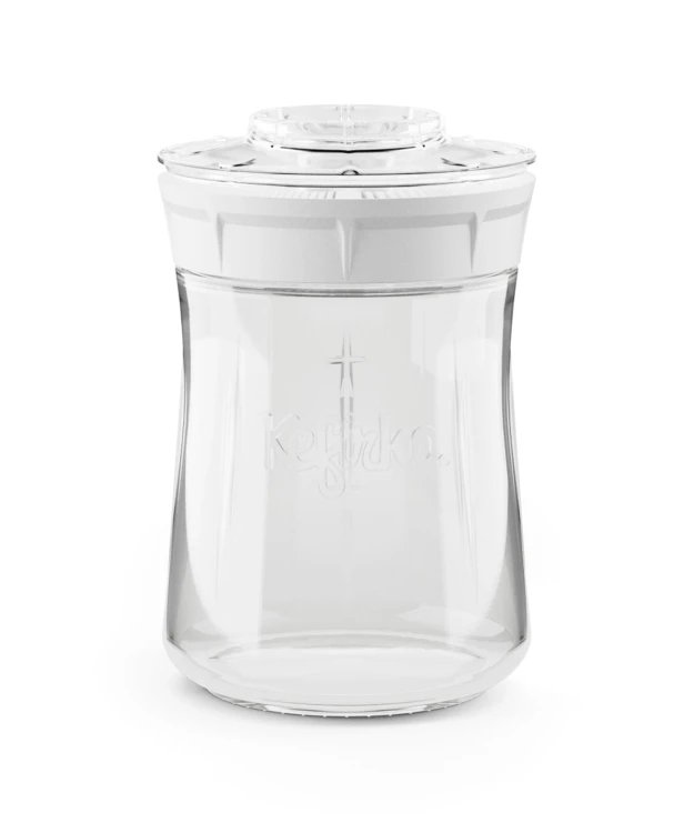Szklany słoik Kefirko 900 ml z białą nakrętką typu strainer do domowej fermentacji kefiru. Wbudowane sitko ułatwia oddzielanie ziaren kefirowych od gotowego napoju. Praktyczny zestaw do zdrowego, naturalnego kefiru bez konserwantów.